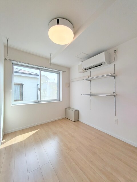 居室・リビング　プロジェクター照明付きの洋室♪