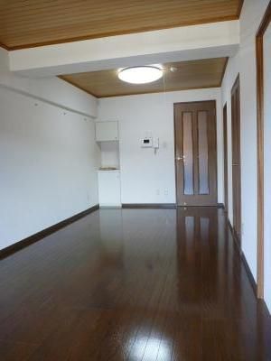 居室・リビング　２面バルコニー　南向き　都市ガス　出窓　全居室収納