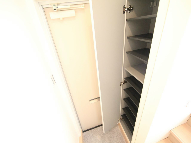 玄関　玄関　シューズボックス付（収納充実してます）
