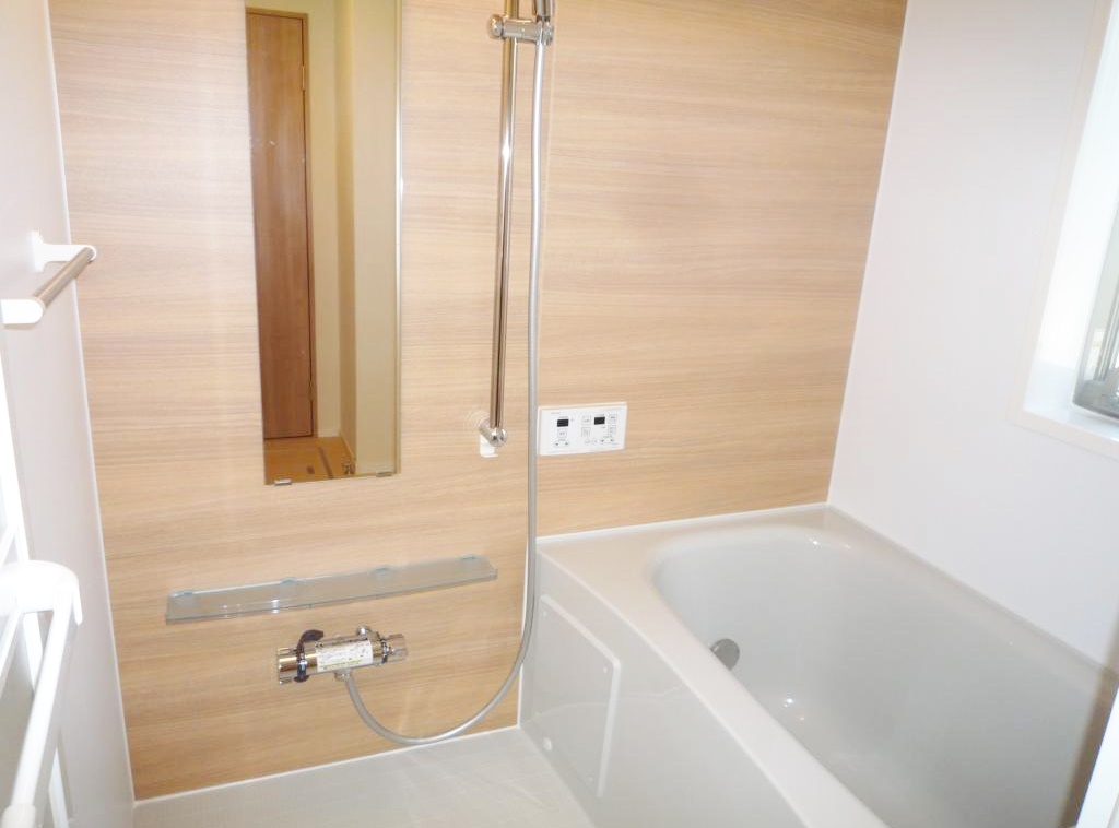 バス・シャワールーム　ご家族や長時間入浴に便利な追い炊き機能付きです♪