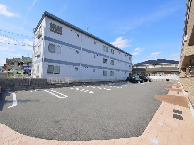 駐車場　駐車場があるので、車を買う予定の方も安心です