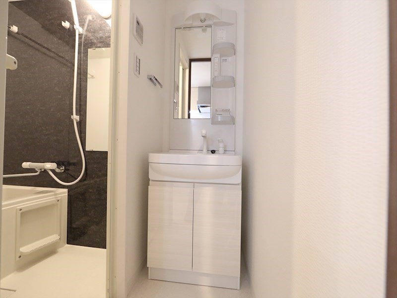 洗面設備　脱衣所　独立洗面台（シャンプードレッサー付）収納スペース有
