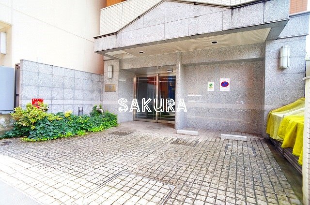 エントランス　重厚感のある建物デザイン♪