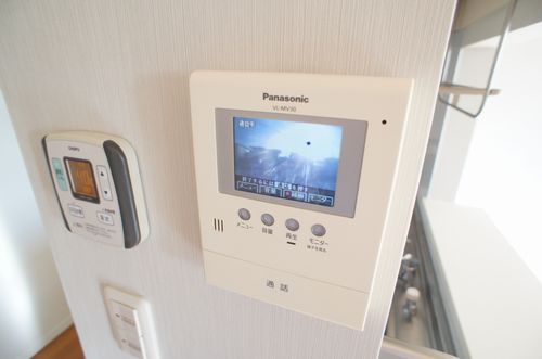セキュリティ　カラーモニター付きドアホンで、来訪者の顔と声を確認できます