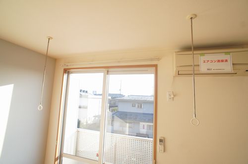 その他設備　LDKの窓側には、室内物干し付き。雨の日や花粉の季節に便利。