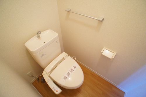トイレ　温水洗浄暖房便座付きで、寒い冬もポカポカ快適