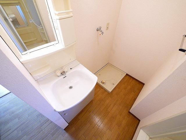 洗面設備　ゆったりとスペースのある洗面所