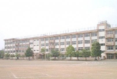 中学校　八王子市立南大沢中学校（中学校）まで2402m