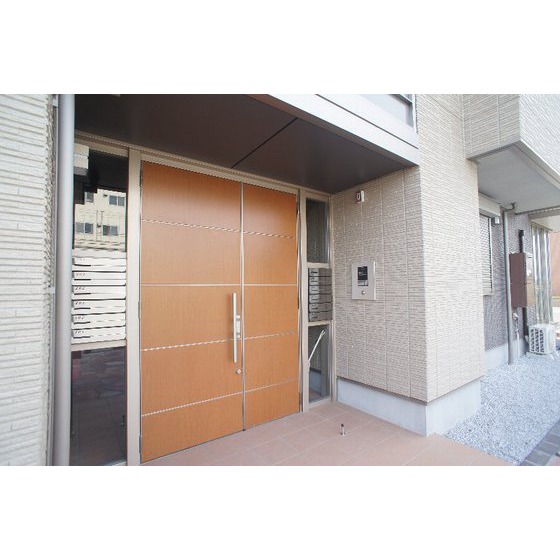 その他　共用エントランスにはオートロックあり