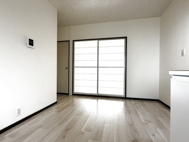 居室・リビング　別部屋参考画像。現況優先。