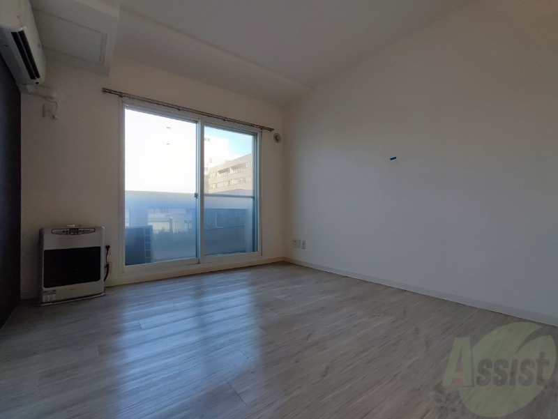 居室・リビング　フローリングと壁のカラーが明るい雰囲気ですね！