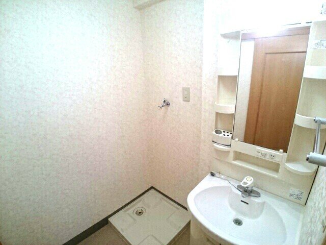 洗面設備　明るい洗面所です