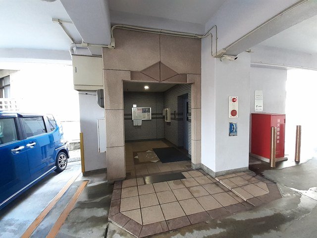 エントランス　落ち着いたエントランスです