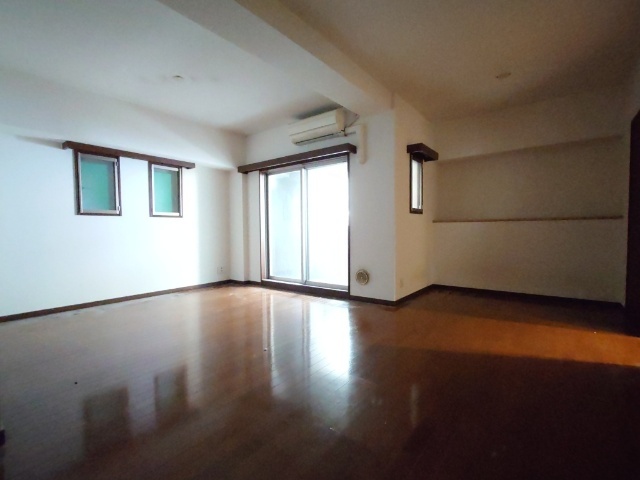 居室・リビング　２面採光の角部屋です