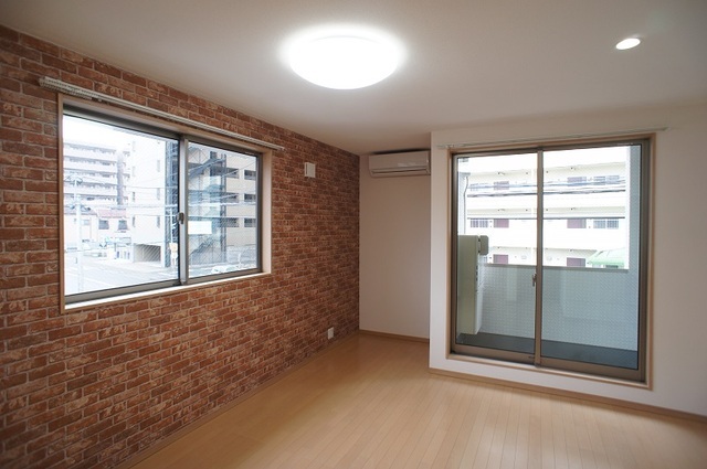 居室・リビング　レンガ調のアクセントクロス