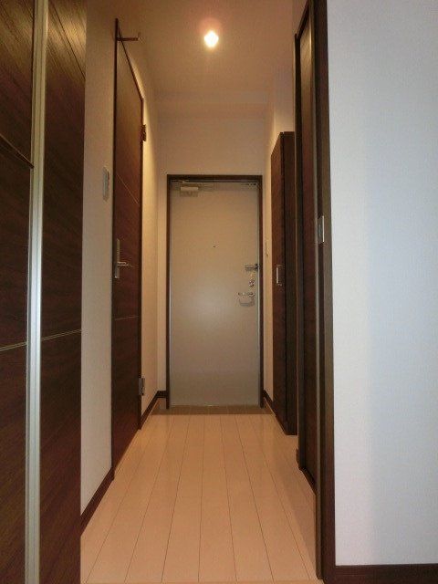 玄関　ダウンライトのついたオシャレな玄関