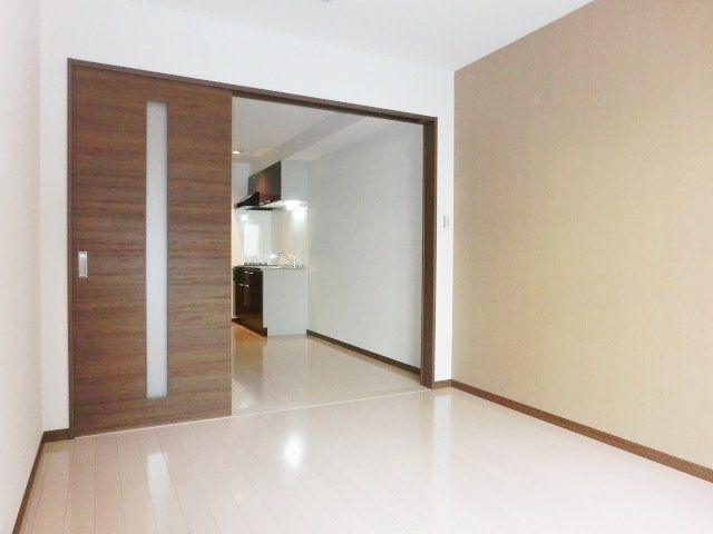 居室・リビング　バルコニー側からみた居室です