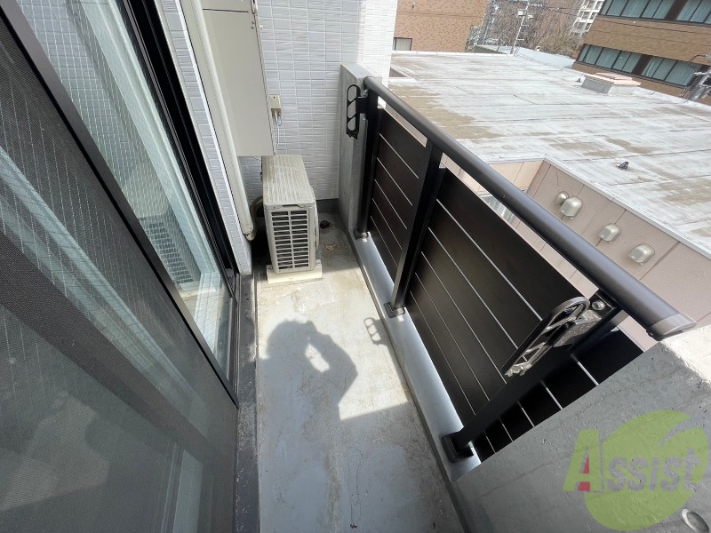 バルコニー　バルコニーです。洗濯物を干すもよし、一息つくもよしですね。