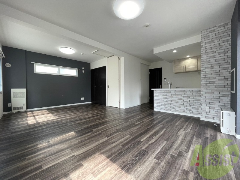 居室・リビング　フローリングや壁の色がお洒落な印象のリビングです。