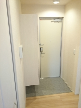 玄関　この写真の反転タイプです。