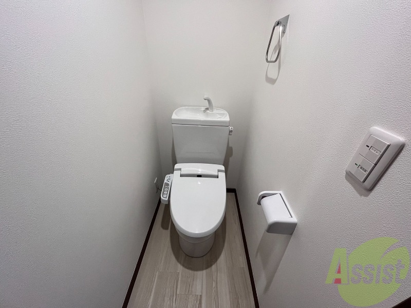 トイレ　トイレは温水洗浄便座です。シンプルな雰囲気になっています。