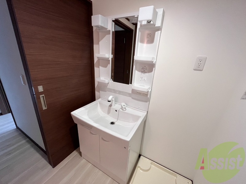 洗面設備　独立洗面台になっているので忙しい朝もばっちりですね。