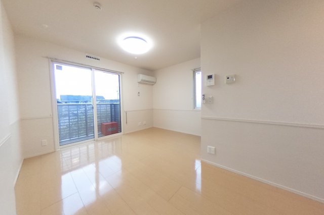 居室・リビング　2階別室の参考写真です。現況を優先します。（205）