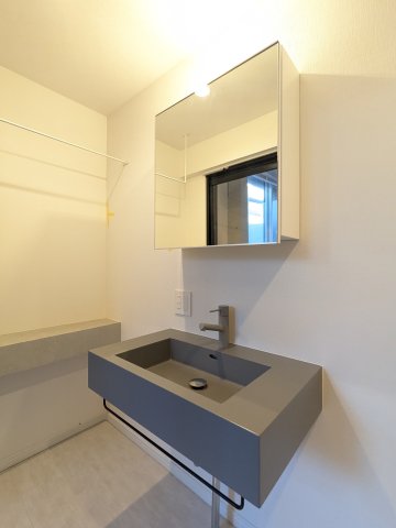 洗面設備　朝の支度にも助かる、独立の洗髪洗面化粧台