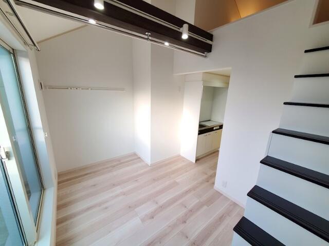 居室・リビング　白が基調の明るい室内に、梁（…?