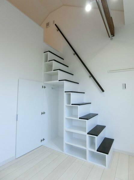 収納　ロフトへは階段で楽々上り下り…?