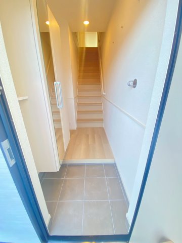 玄関　※同タイプの写真となります。