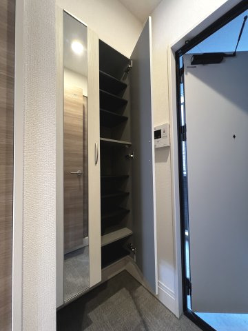 玄関　※ミラー付シューズボックス