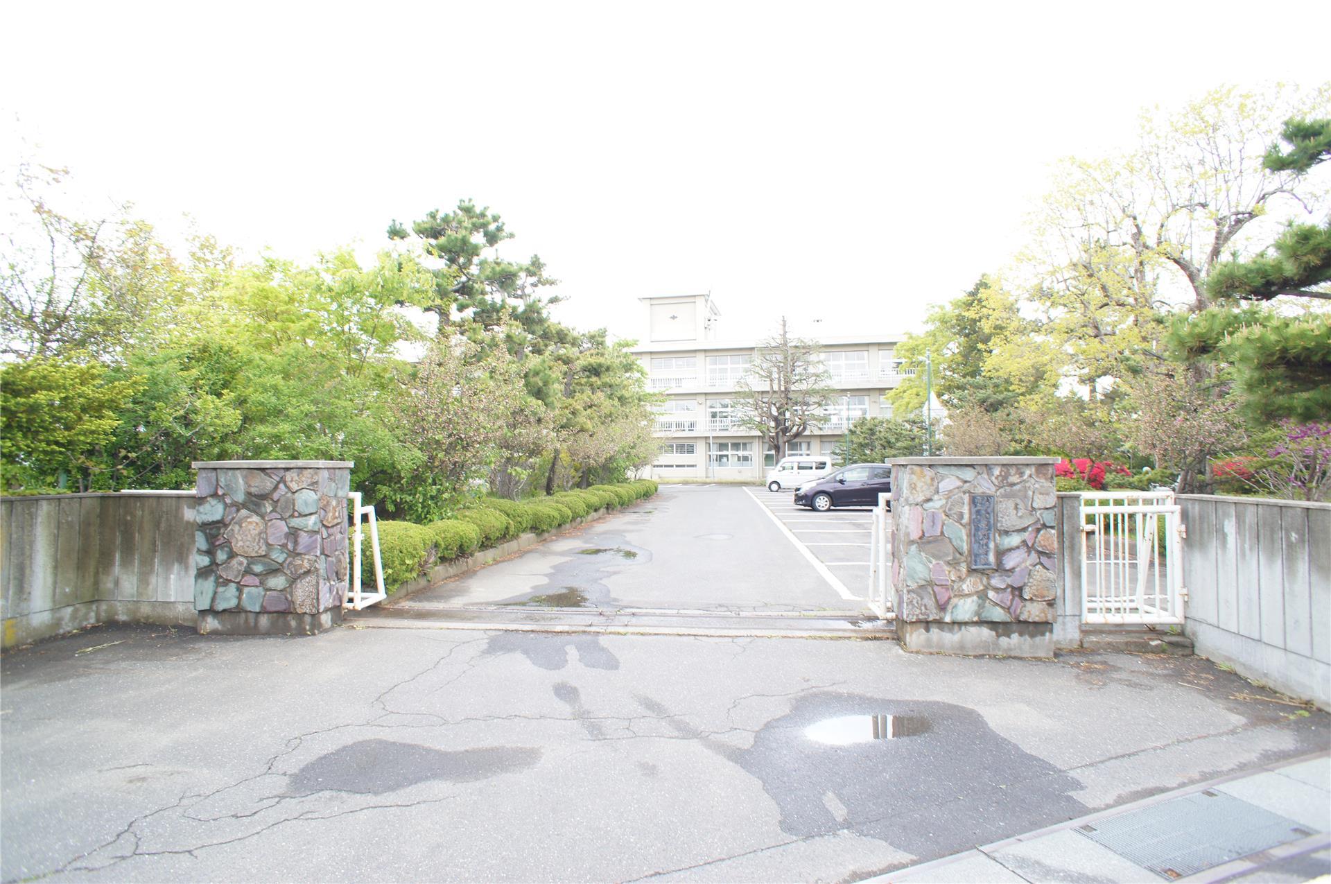 中学校　八戸市立小中野中学校（中学校）まで301m