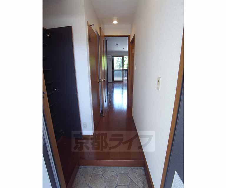 その他部屋・スペース　玄関を入ってすぐきれいな廊下が広がります・