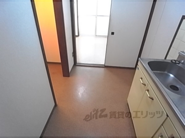 その他部屋・スペース　玄関から廊下を見た写真です