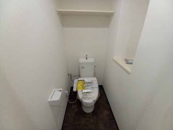 トイレ　※写真は参考別号室です