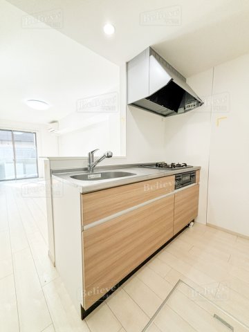 キッチン　3口コンロ・グリル付きの使いやすいシステムキッチンです♪