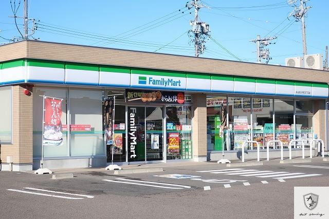 コンビニ　ファミリーマート（コンビニ）まで500m