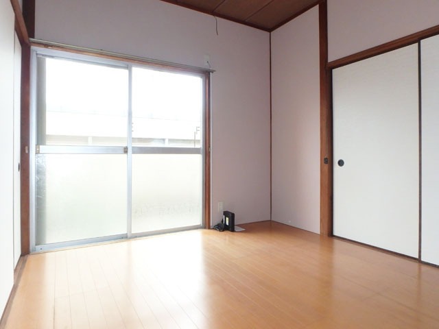 その他部屋・スペース　大きな掃き出し窓で明るい洋室☆