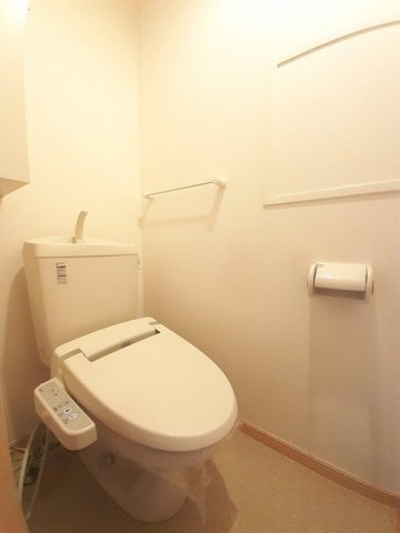 トイレ　落ち着いた色調のトイレです