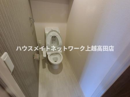 トイレ　収納棚付トイレ