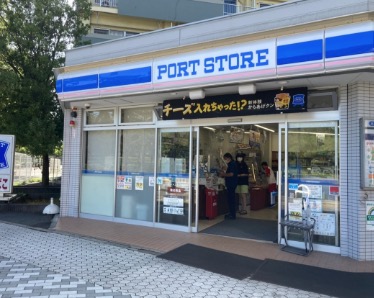 コンビニ　ローソンポートストア辰巳店（コンビニ）まで140m