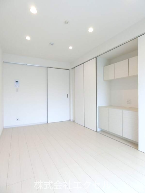 居室・リビング　白を基調としたオシャレなお部屋です。