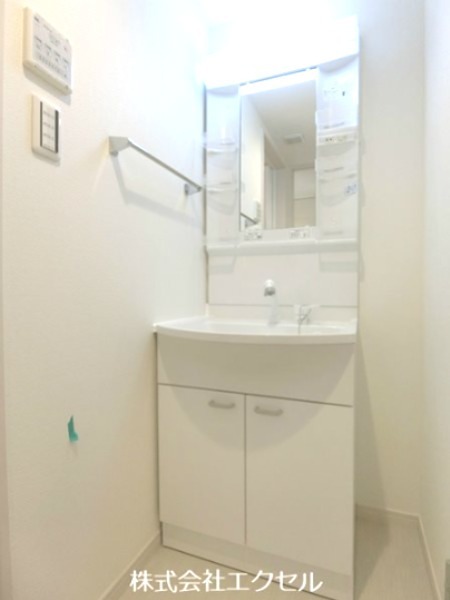 洗面設備　便利な独立洗面台です。