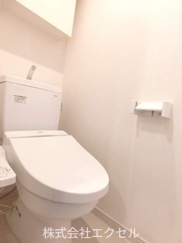 トイレ　嬉しい温水洗浄便座完備です。