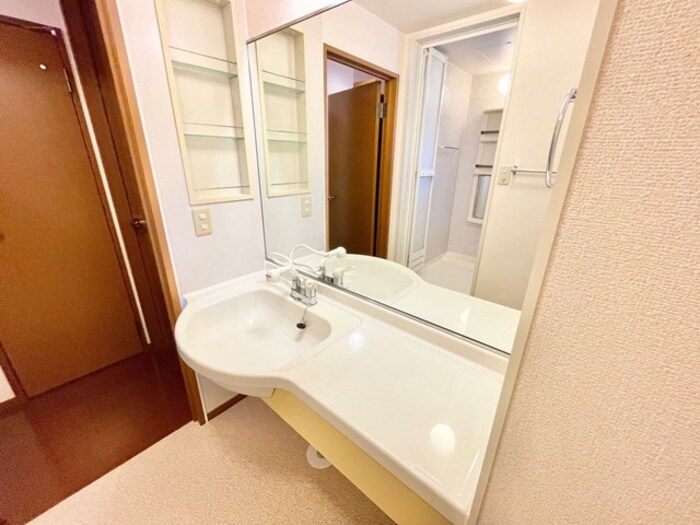 洗面設備　カウンター付き洗面化粧台