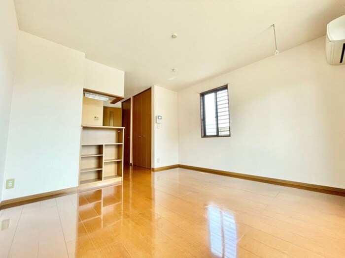 収納　LDK エアコン、収納棚付き