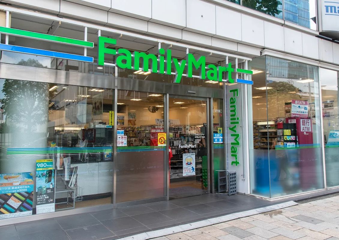 コンビニ　ファミリーマート 北青山三丁目店（コンビニ）まで20m