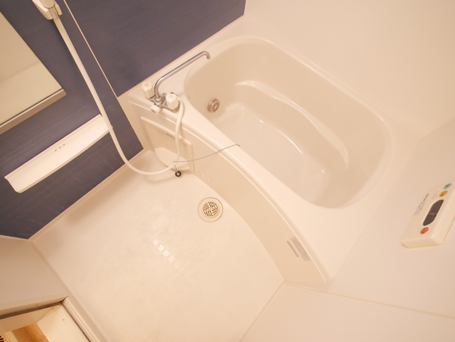 バス・シャワールーム　★深さのあるお風呂なので肩までゆっくり浸かれますね★