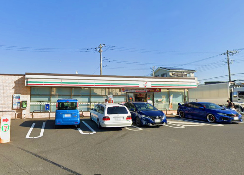 コンビニ　セブンイレブン（コンビニ）まで307m